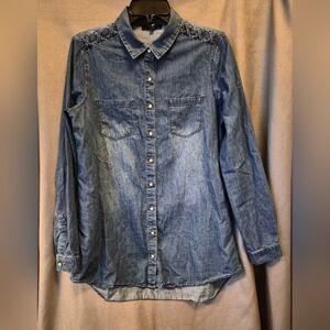 Yest Denim Button-Up Shirt in Medium Blue Size 8